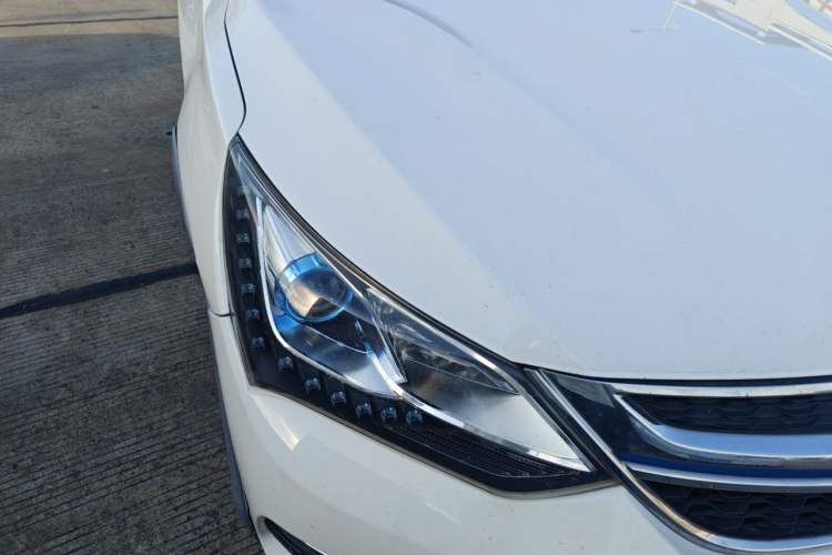 Used BYD Song New Energy 2017 Song DM 1.5TID All-Wheel Drive Luxury Model Right Front Headlight