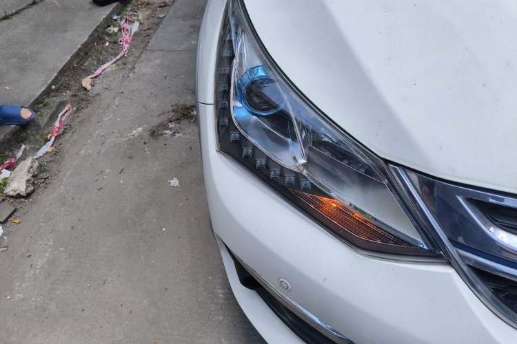 Used BYD Song New Energy 2017 Song DM 1.5TID All-Wheel Drive Prestige Model Right Front Headlight