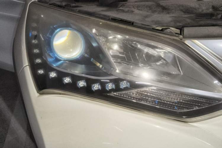 Used BYD Song New Energy 2017 Song DM 1.5TID All-Wheel Drive Prestige Model Right Front Headlight