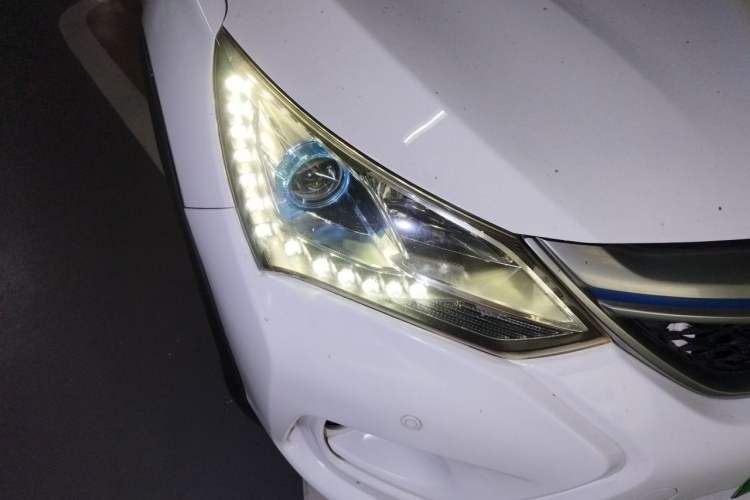 Used BYD Song New Energy 2017 Song DM 1.5TID All-Wheel Drive Prestige Model Right Front Headlight