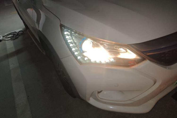 Used BYD Song New Energy 2017 Song DM 1.5TID All-Wheel Drive Prestige Model Right Front Headlight