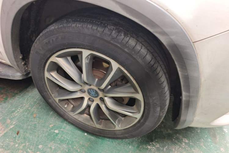 Used BYD Song New Energy 2017 Song DM 1.5TID All-Wheel Drive Luxury Model Right Front Wheel Hub