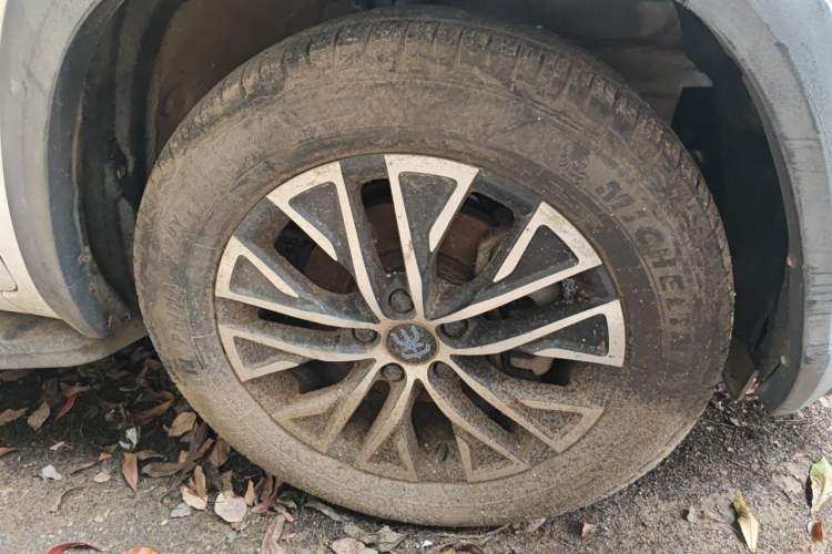 Used BYD Song New Energy 2017 Song DM 1.5TID All-Wheel Drive Luxury Model Right Front Wheel Hub