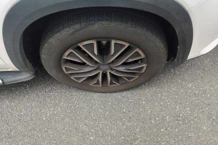 Used BYD Song New Energy 2017 Song DM 1.5TID All-Wheel Drive Luxury Model Right Front Wheel Hub