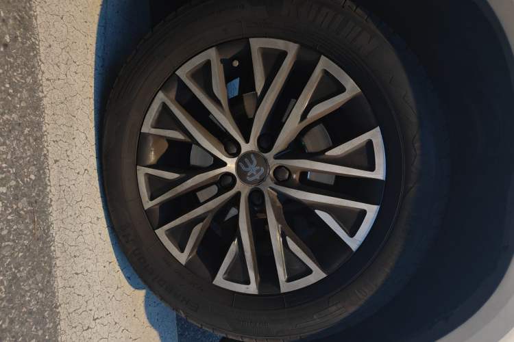 Used BYD Song New Energy 2017 Song DM 1.5TID All-Wheel Drive Luxury Model Right Front Wheel Hub