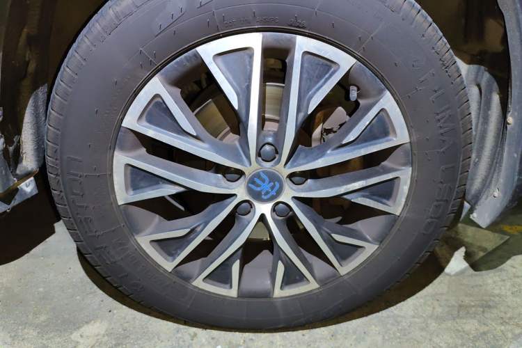 Used BYD Song New Energy 2017 Song DM 1.5TID All-Wheel Drive Luxury Model Right Front Wheel Hub