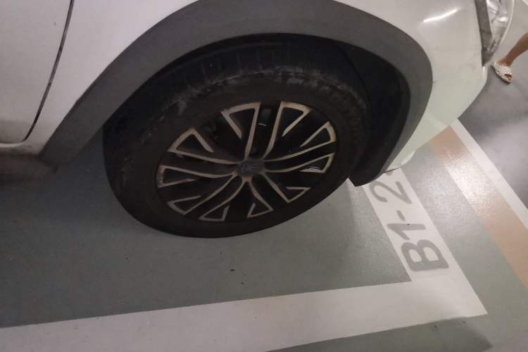 Used BYD Song New Energy 2017 Song DM 1.5TID All-Wheel Drive Luxury Model Right Front Wheel Hub