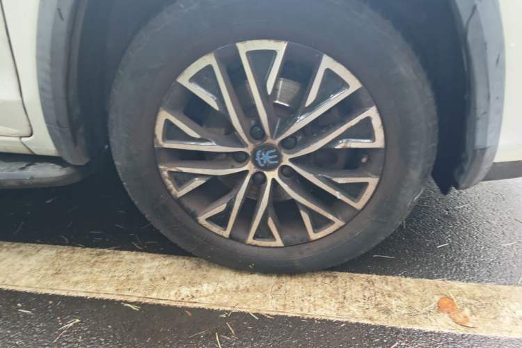 Used BYD Song New Energy 2017 Song DM 1.5TID All-Wheel Drive Luxury Model Right Front Wheel Hub