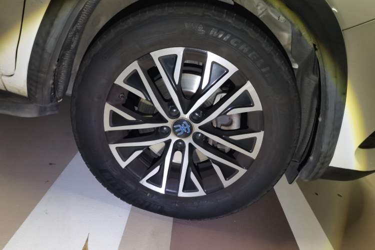Used BYD Song New Energy 2017 Song DM 1.5TID All-Wheel Drive Luxury Model Right Front Wheel Hub