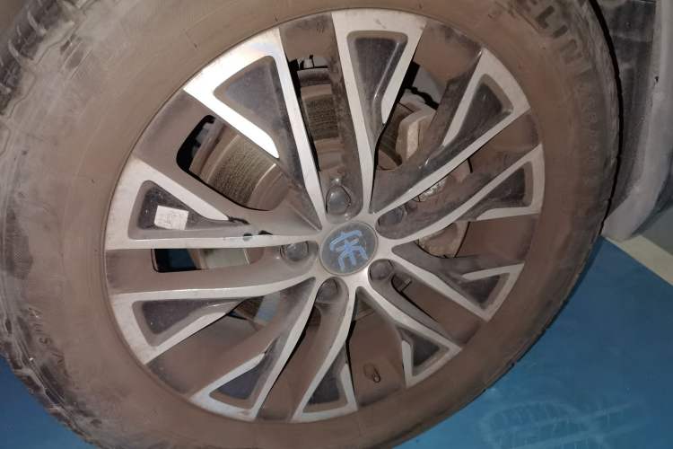 Used BYD Song New Energy 2017 Song DM 1.5TID All-Wheel Drive Luxury Model Right Front Wheel Hub