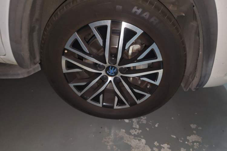 Used BYD Song New Energy 2017 Song DM 1.5TID All-Wheel Drive Luxury Model Right Front Wheel Hub