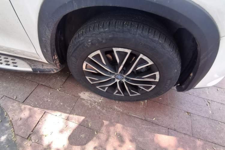 Used BYD Song New Energy 2017 Song DM 1.5TID All-Wheel Drive Luxury Model Right Front Wheel Hub