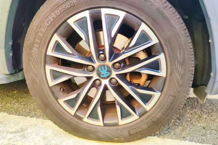 Used BYD Song New Energy 2017 Song DM 1.5TID All-Wheel Drive Luxury Model Right Front Wheel Hub