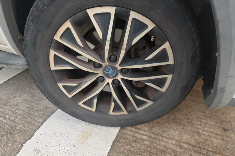 Used BYD Song New Energy 2017 Song DM 1.5TID All-Wheel Drive Luxury Model Right Front Wheel Hub