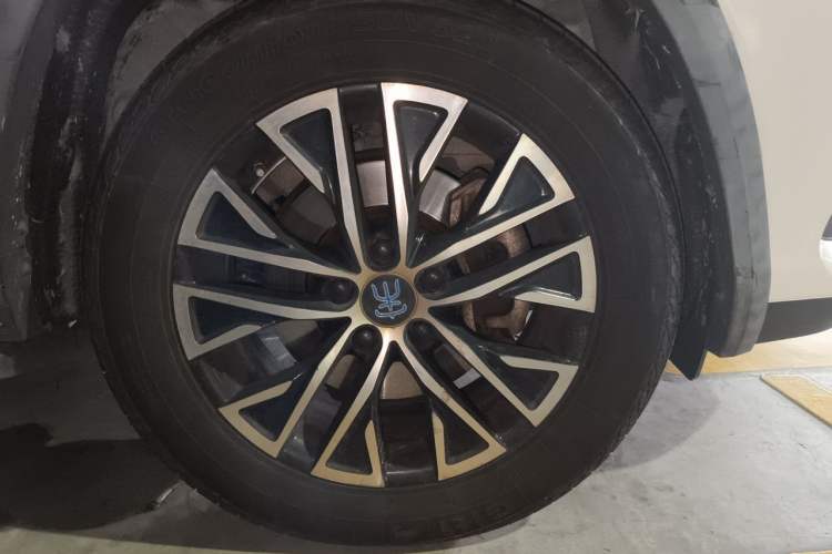Used BYD Song New Energy 2017 Song DM 1.5TID All-Wheel Drive Luxury Model Right Front Wheel Hub