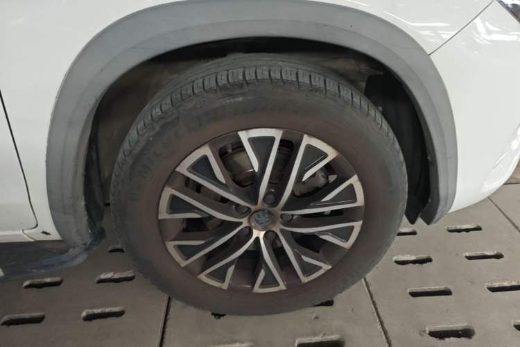Used BYD Song New Energy 2017 Song DM 1.5TID All-Wheel Drive Luxury Model Right Front Wheel Hub