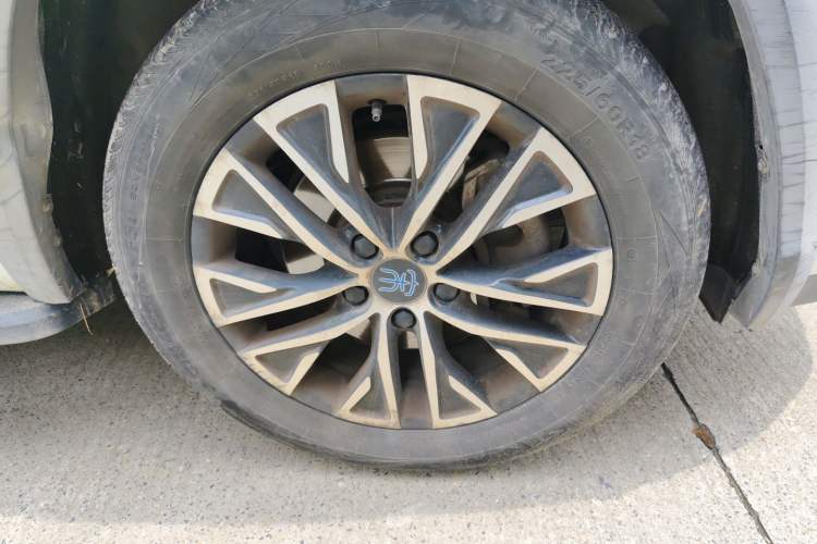 Used BYD Song New Energy 2017 Song DM 1.5TID All-Wheel Drive Luxury Model Right Front Wheel Hub