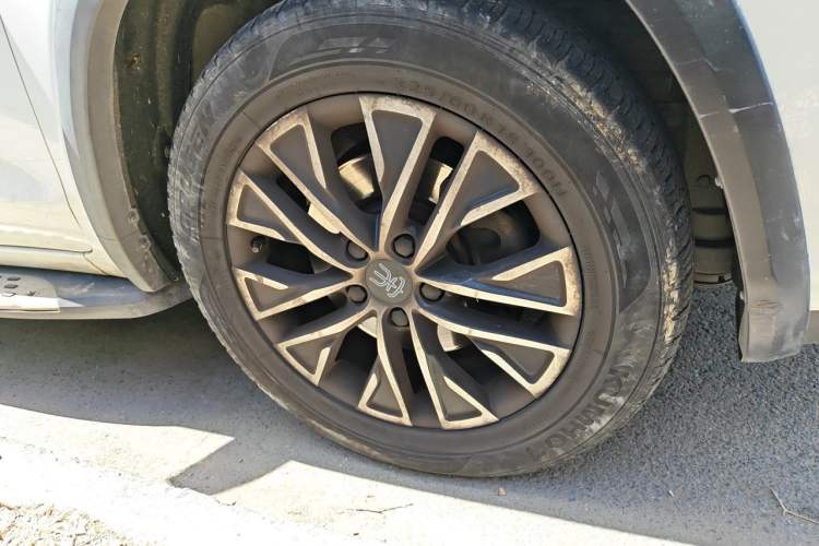 Used BYD Song New Energy 2017 Song DM 1.5TID All-Wheel Drive Luxury Model Right Front Wheel Hub