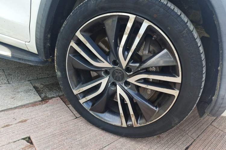 Used BYD Song New Energy 2017 Song DM 1.5TID All-Wheel Drive Luxury Model Right Front Wheel Hub