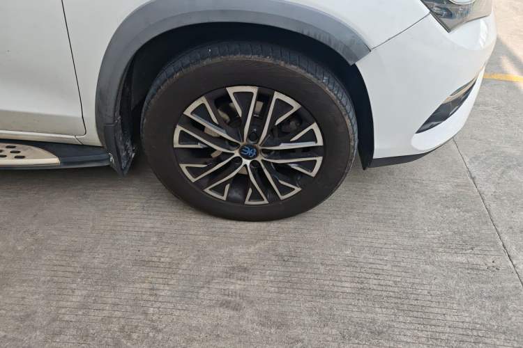Used BYD Song New Energy 2017 Song DM 1.5TID All-Wheel Drive Luxury Model Right Front Wheel Hub