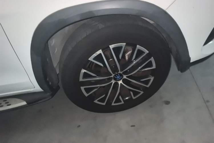 Used BYD Song New Energy 2017 Song DM 1.5TID All-Wheel Drive Luxury Model Right Front Wheel Hub