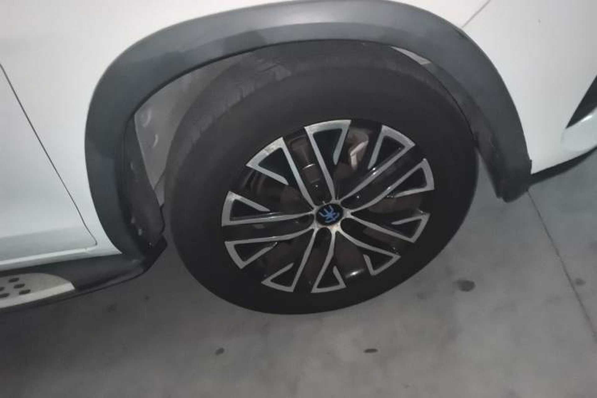 Used BYD Song New Energy 2017 Song DM 1.5TID All-Wheel Drive Luxury Model Right Front Wheel Hub