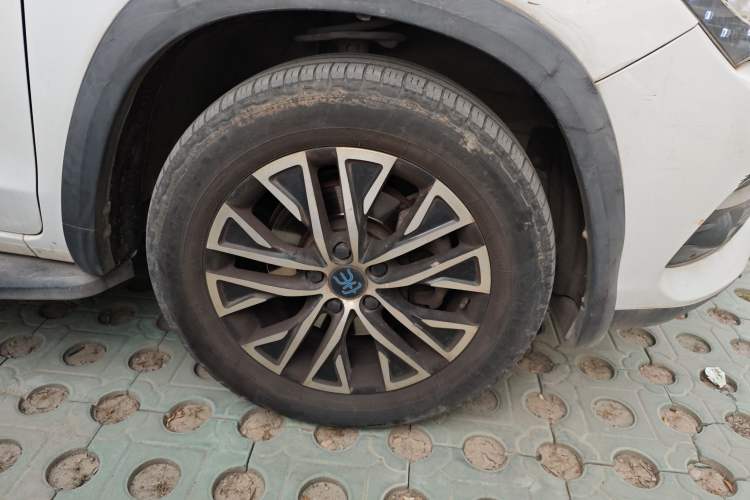 Used BYD Song New Energy 2017 Song DM 1.5TID All-Wheel Drive Luxury Model Right Front Wheel Hub