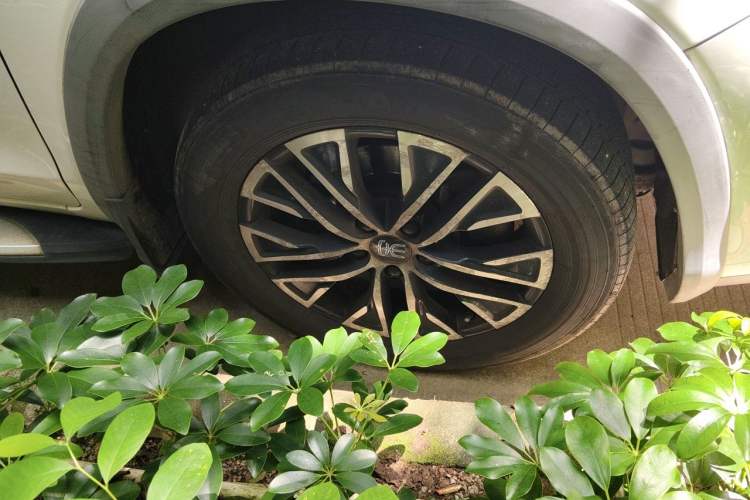 Used BYD Song New Energy 2017 Song DM 1.5TID All-Wheel Drive Luxury Model Right Front Wheel Hub