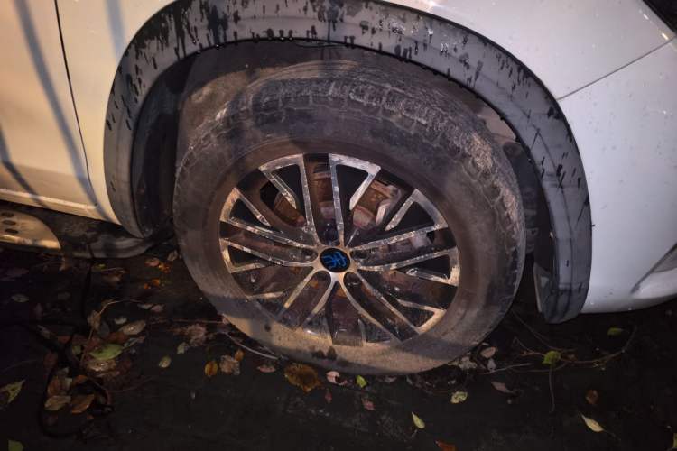 Used BYD Song New Energy 2017 Song DM 1.5TID All-Wheel Drive Prestige Model Right Front Wheel Hub