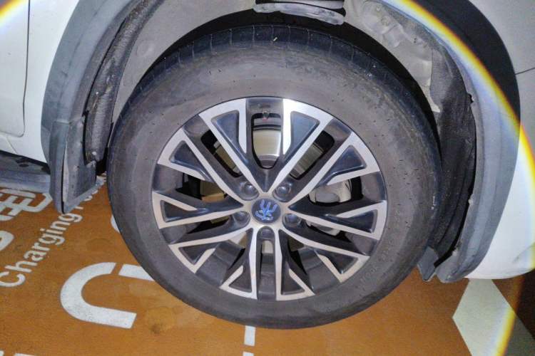 Used BYD Song New Energy 2017 Song DM 1.5TID All-Wheel Drive Luxury Model Right Front Wheel Hub