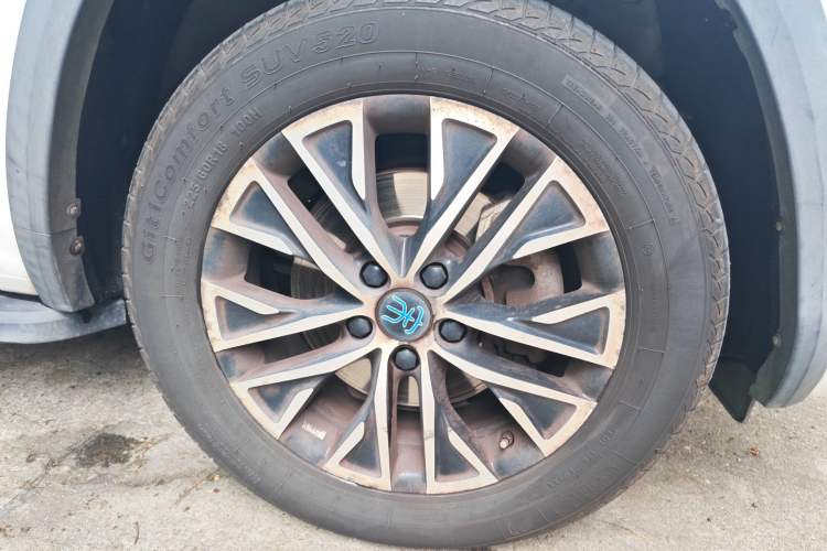 Used BYD Song New Energy 2017 Song DM 1.5TID All-Wheel Drive Luxury Model Right Front Wheel Hub