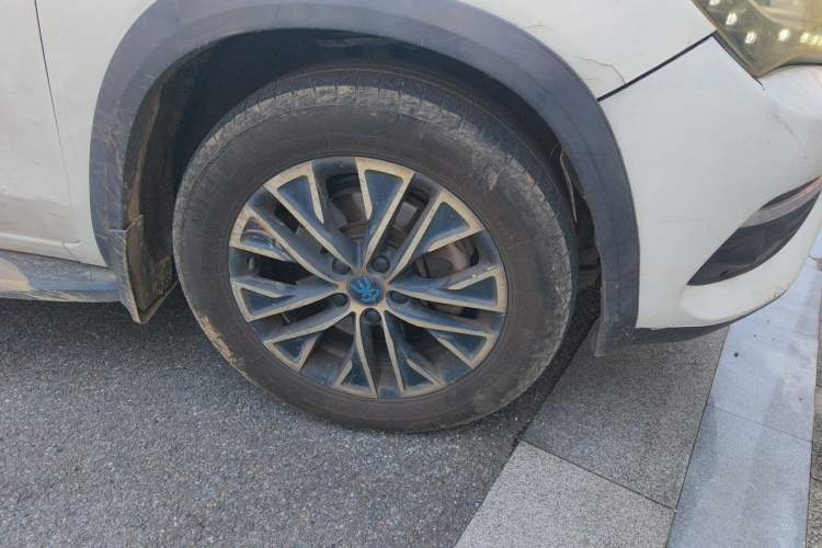 Used BYD Song New Energy 2017 Song DM 1.5TID All-Wheel Drive Luxury Model Right Front Wheel Hub