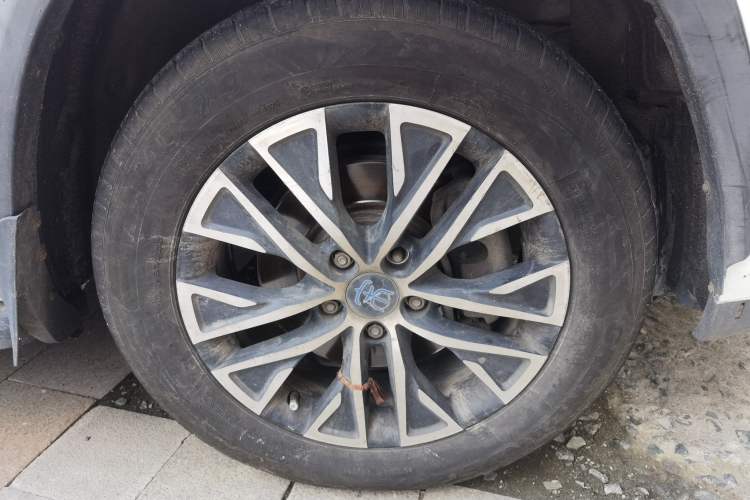 Used BYD Song New Energy 2017 Song DM 1.5TID All-Wheel Drive Luxury Model Right Front Wheel Hub