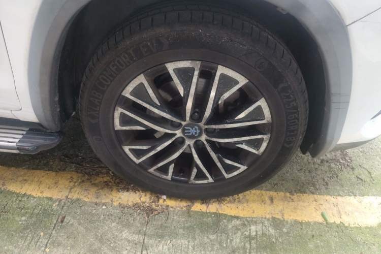 Used BYD Song New Energy 2017 Song DM 1.5TID All-Wheel Drive Luxury Model Right Front Wheel Hub