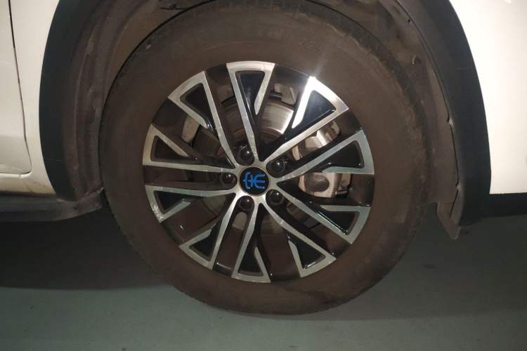 Used BYD Song New Energy 2017 Song DM 1.5TID All-Wheel Drive Luxury Model Right Front Wheel Hub