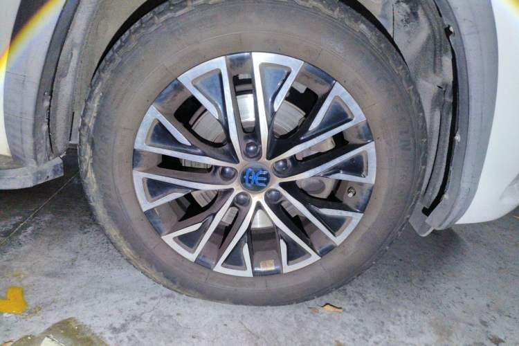 Used BYD Song New Energy 2017 Song DM 1.5TID All-Wheel Drive Luxury Model Right Front Wheel Hub