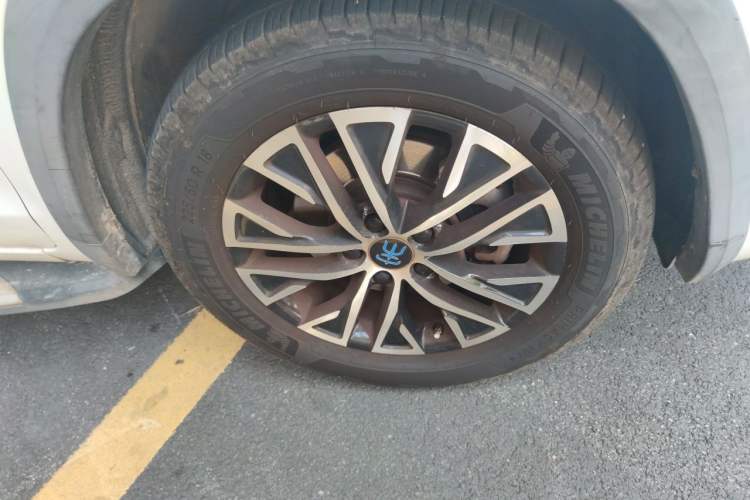 Used BYD Song New Energy 2017 Song DM 1.5TID All-Wheel Drive Luxury Model Right Front Wheel Hub
