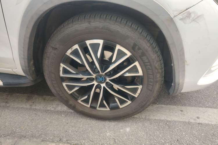 Used BYD Song New Energy 2017 Song DM 1.5TID All-Wheel Drive Luxury Model Right Front Wheel Hub