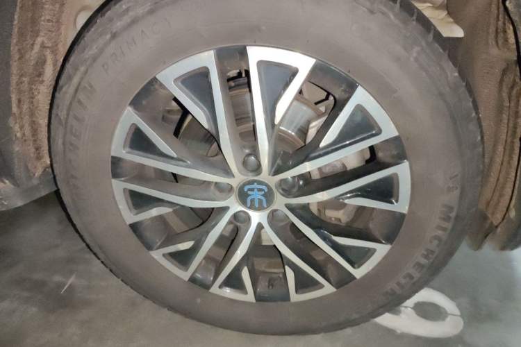 Used BYD Song New Energy 2017 Song DM 1.5TID All-Wheel Drive Luxury Model Right Front Wheel Hub