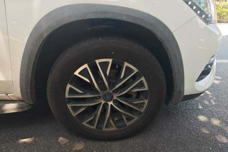 Used BYD Song New Energy 2017 Song DM 1.5TID All-Wheel Drive Luxury Model Right Front Wheel Hub