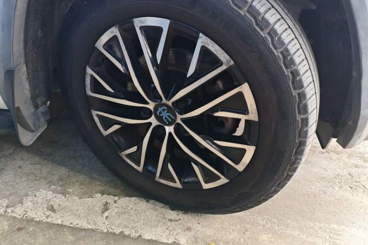 Used BYD Song New Energy 2017 Song DM 1.5TID All-Wheel Drive Luxury Model Right Front Wheel Hub