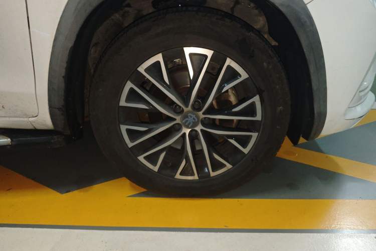Used BYD Song New Energy 2017 Song DM 1.5TID All-Wheel Drive Luxury Model Right Front Wheel Hub