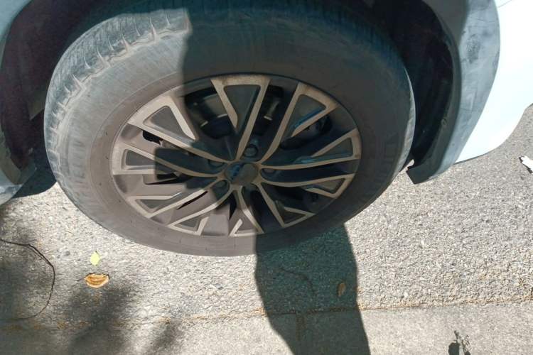 Used BYD Song New Energy 2017 Song DM 1.5TID All-Wheel Drive Luxury Model Right Front Wheel Hub