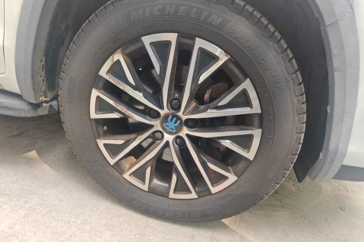 Used BYD Song New Energy 2017 Song DM 1.5TID All-Wheel Drive Luxury Model Right Front Wheel Hub