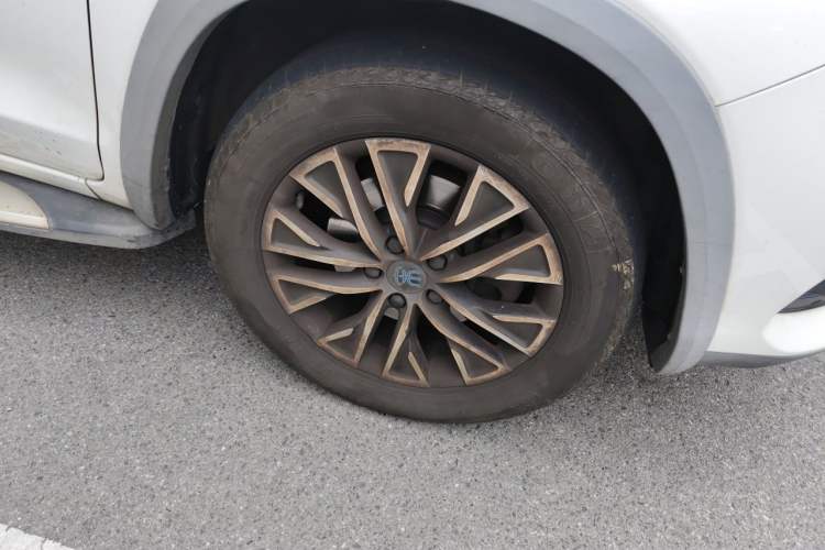 Used BYD Song New Energy 2017 Song DM 1.5TID All-Wheel Drive Luxury Model Right Front Wheel Hub