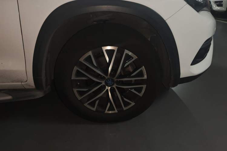 Used BYD Song New Energy 2017 Song DM 1.5TID All-Wheel Drive Luxury Model Right Front Wheel Hub