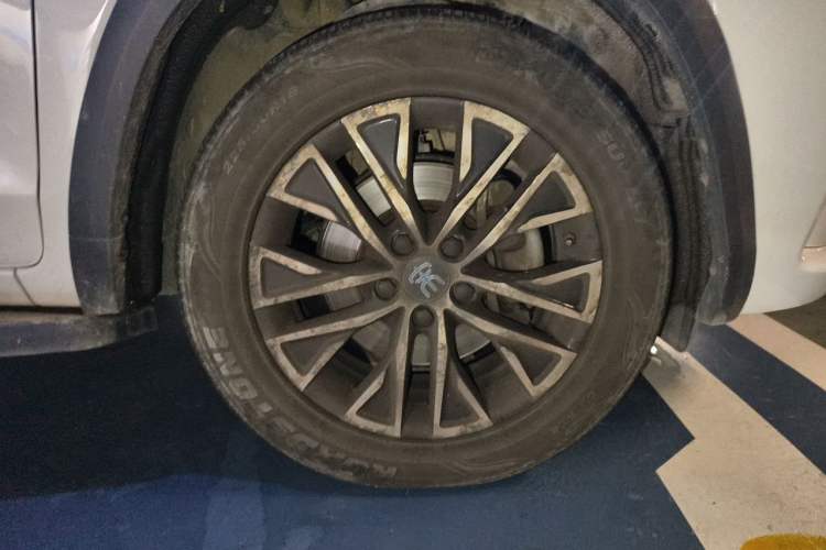 Used BYD Song New Energy 2017 Song DM 1.5TID All-Wheel Drive Luxury Model Right Front Wheel Hub