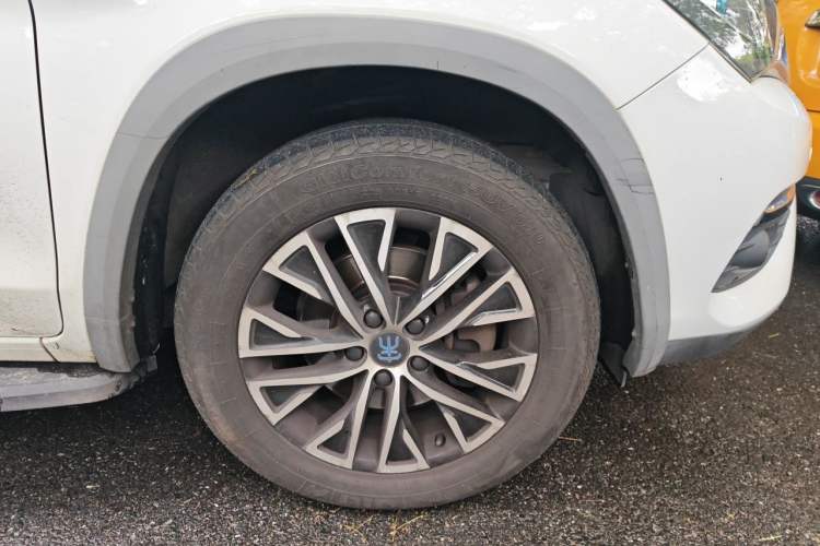 Used BYD Song New Energy 2017 Song DM 1.5TID All-Wheel Drive Luxury Model Right Front Wheel Hub