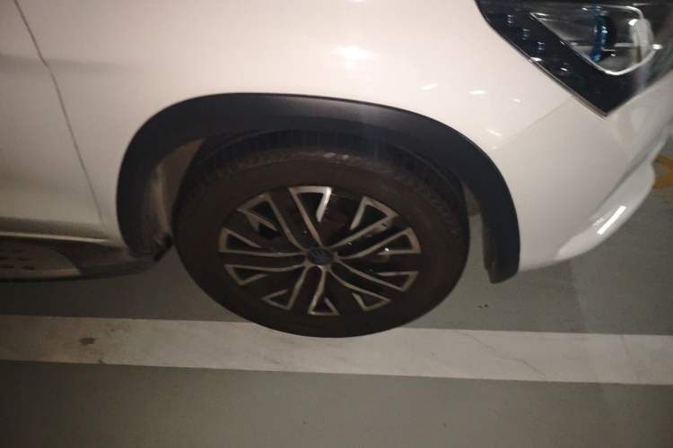 Used BYD Song New Energy 2017 Song DM 1.5TID All-Wheel Drive Luxury Model Right Front Wheel Hub