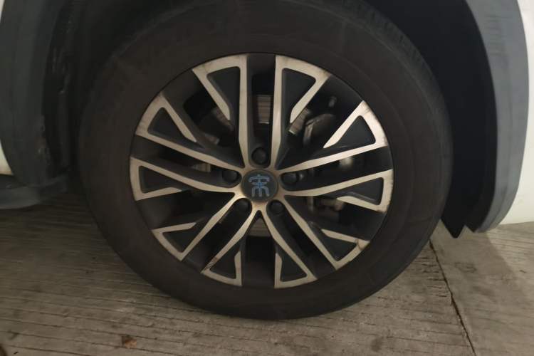 Used BYD Song New Energy 2017 Song DM 1.5TID All-Wheel Drive Luxury Model Right Front Wheel Hub